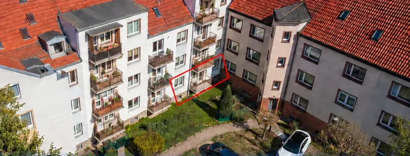 Gdańsk, ul. Kochanowskiego 59 — ujęcie z drona z zaznaczonym mieszkaniem