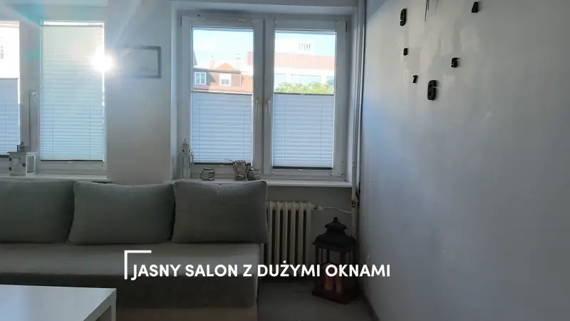 Film still with the caption “Bright living room with large windows”